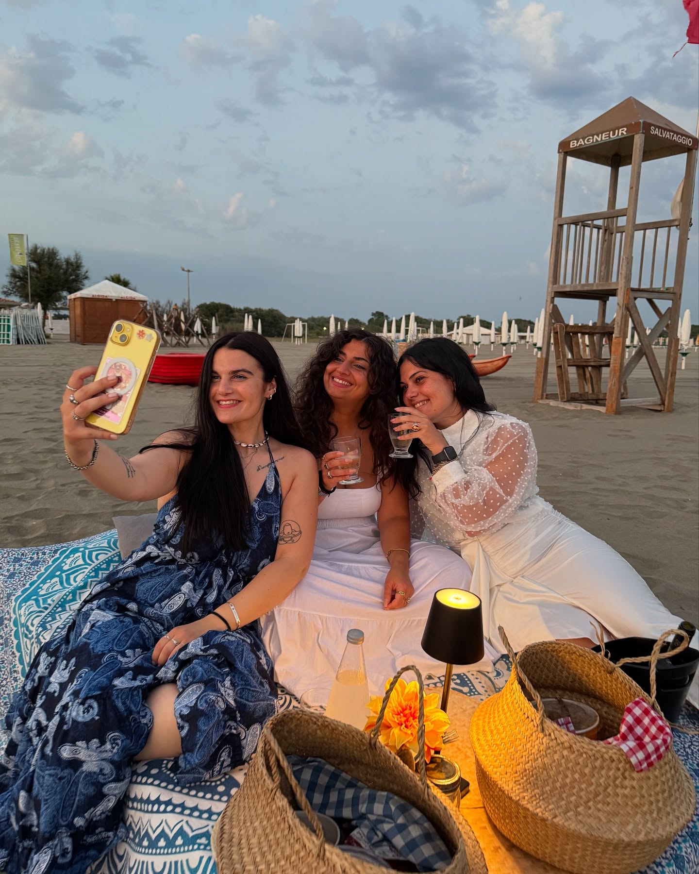 Chi ha detto che “romantico” è solo per due? ✨

Metti un Sunbed, gli amici di sempre e qualche calice di vino: la magia inizia proprio da qui.

Quanti di voi innamorati dei nostri lettoni vista mare?

#ceneromantiche #picnic #picnicinspiaggia #goldenhour #picnicromantico #couplegoals #dinnerdate #campaniadavivere #romantic #love #friends #sunbed