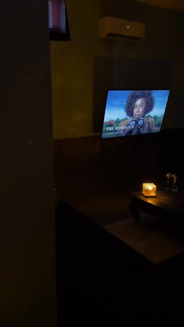 Un salottino solo per voi due, atmosfera da cinema, filmettino e un bel tagliere con vino incluso! Dai… che te ne fai del solito aperitivo affollato? ✨

Scopri di più su ceneromantiche.it

#netflix #date #couple #cinema #dinnerdate #Napoli #ideeregalo #fypage