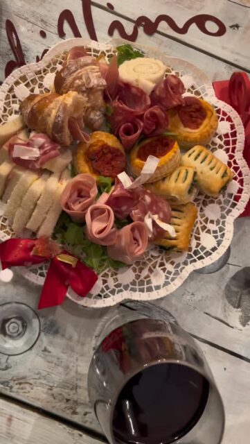 🍷 Vivi una cena per due a Napoli, nel salottino di un’enoteca selezionata, pensata per chi desidera celebrare San Valentino in modo intimo e speciale.

Luci soffuse, profumo di legno, un buon calice di vino e il piacere di rallentare.

💌 Prenota subito il tuo San Valentino speciale su ceneromantiche.it

#sanvalentino #cenaromantica #datenight #napoli